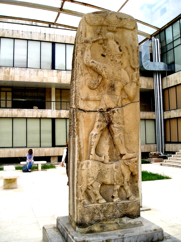 Figura 2: Relieve del dios Tarhunza, quien porta una espada recta en su cintura. 